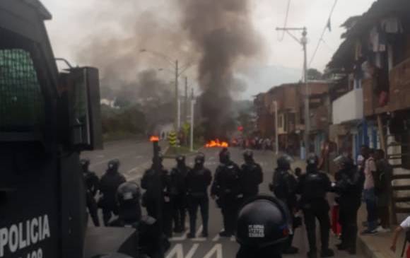 Manifestantes bloquean el puente de la Madre Laura