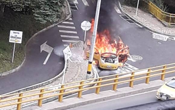 Escena del taxi incendiado en El Poblado. FOTO: Cortesía