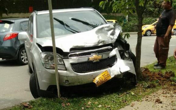 La camioneta en que se movilizaba la mujer terminó chocada contra un árbol en inmediaciones de la urbanización Abadía del campo. FOTO CORTESÍA