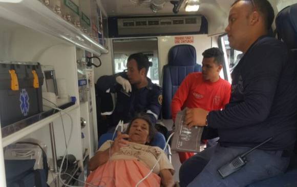 Bomberos rescataron a una abuela aislada por avalancha en Mocoa