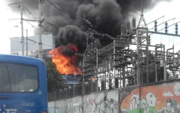 Los bomberos de Bogotá desplazaron al lugar cuatro máquinas y dos carrotanques para atender la emergencia. FOTO CORTESÍA