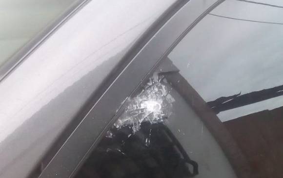 Así quedó el vehículo en el que se movilizaba el alcalde. FOTOS Tomadas del Twitter de Eduardo Galenao (@galeano_27)