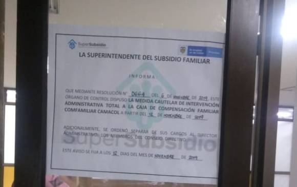 Aviso fijado por la Supersolidaria en la sede de Comfamiliar Camacol. Foto Cortesía