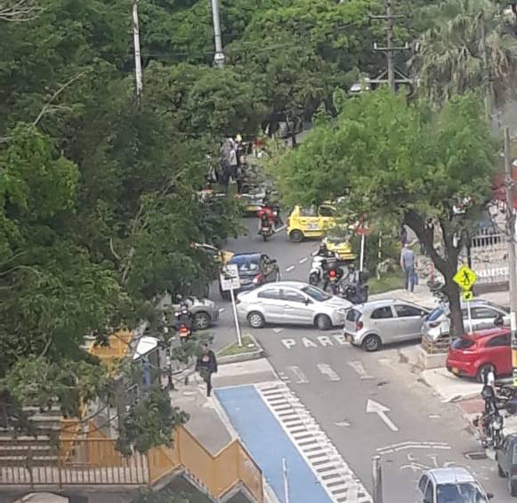 El bloqueo se presenta a las afueras del Politécnico JIC. FOTO: Cortesía Guardianes Antioquia