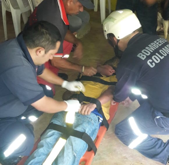 Los bomberos y la comunidad rescatan con vida a joven en Fredonia, Antioquia. Foto: Cortesía Bomberos