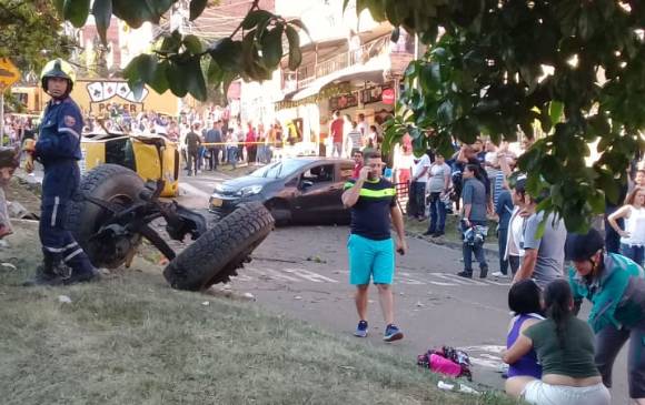 La hipótesis inicial señala que esta volqueta se quedó sin frenos. FOTO CORTESÍA GUARDIANES ANTIOQUIA