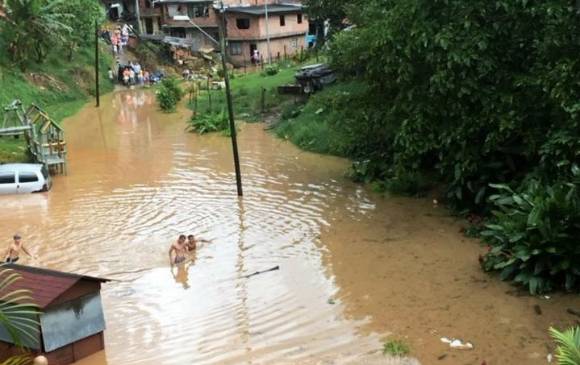 Fuerte inundación por lluvias en barrio de Barbosa