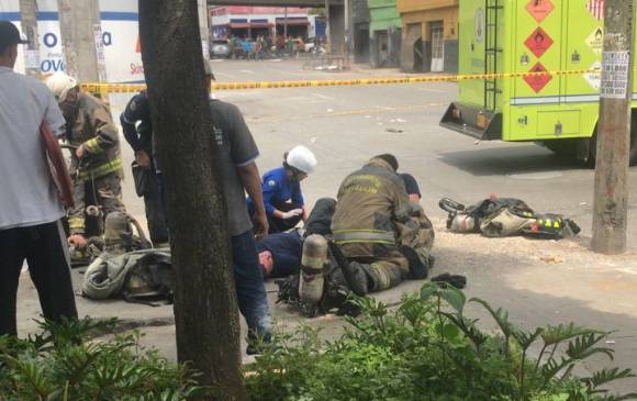 Bomberos heridos mientras atendían el incendio. FOTO CORTESÍA DAGRD