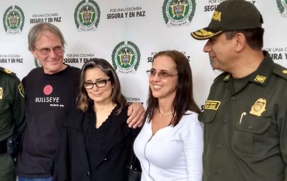 En el medio las dos mujeres rescatadas Silvia Hatfield (camisa negra) y Claudia Restrepo. FOTO Olga Rendón