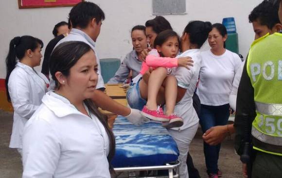 16 niños salieron heridos luego de que colapsara la estructura de un colegio en Fusagasugá, Cundinamarca. CORTESÍA @bomberosfusa