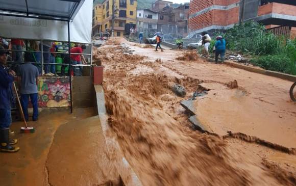 En el barrio La Gabriela de Bello la quebrada se desbordó y se llevó parte de la calzada. Foto: Cortesía