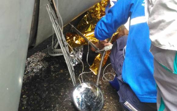 El conductor recibió ayuda especializada estando debajo de la volqueta. FOTO CORTESÍA