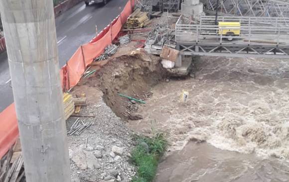 La Secretaría de Movilidad decidió cerrar el paso a la altura de la estación Ayurá con el propósito, dijo, de proteger la vida de los conductores. Foto: Sec de Movilidad. 