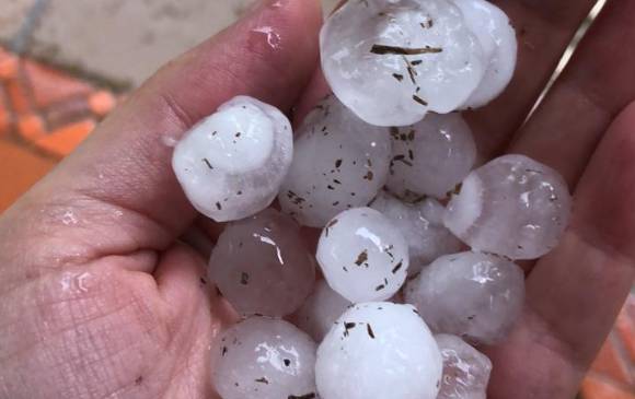 Así se ven las calles de La Estrella este miércoles tras la granizada. FOTO CORTESÍA GUARDIANES DE ANTIOQUIA
