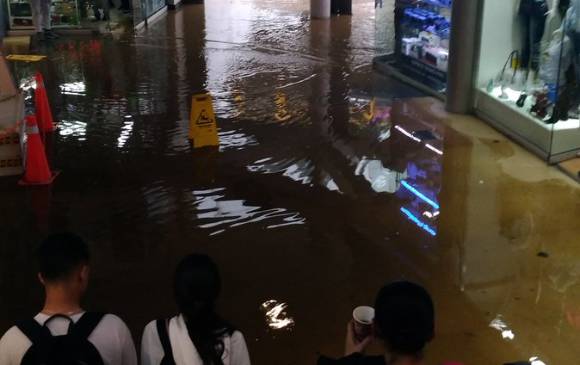 El agua inundó el primer piso del centro comercial Monterrey, en El Poblado. FOTO Catalina Hernández