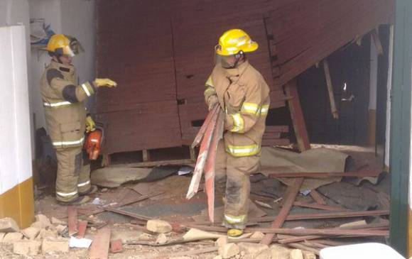 16 niños salieron heridos luego de que colapsara la estructura de un colegio en Fusagasugá, Cundinamarca. CORTESÍA @bomberosfusa