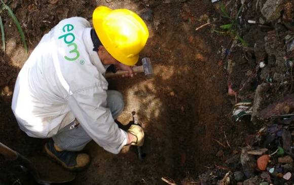Cuadrillas de EPM trabajan para reparar el daño. Foto Cortesía