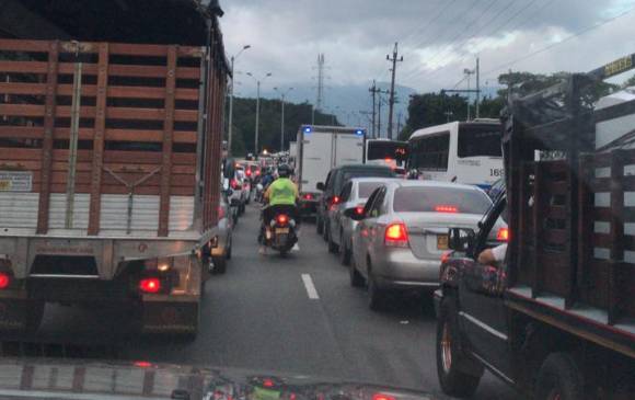 Así reportan la congestión vehicular que se presenta a esta hora en la autopista norte, desde la Terminal, sentido sur-norte. FOTO: Guardianes Antioquia