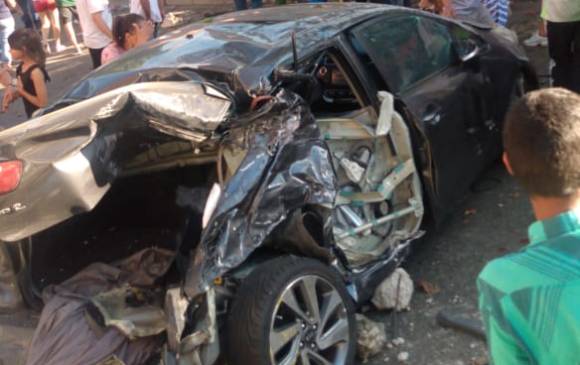 Por lo menos dos carros particulares resultaron involucrados en el incidente. FOTO CORTESÍA GUARDIANES ANTIOQUIA