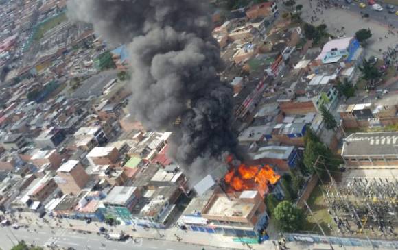 Los bomberos de Bogotá desplazaron al lugar cuatro máquinas y dos carrotanques para atender la emergencia. FOTO CORTESÍA