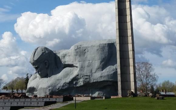 El Monumento a la Vida en Brest, a donde se llega luego de 15 horas en avión (13 de Bogotá a Franckfurt y 2 a Minks) y 6 en bus, es el principal de La Fortaleza. FOTos jaime herrera correa