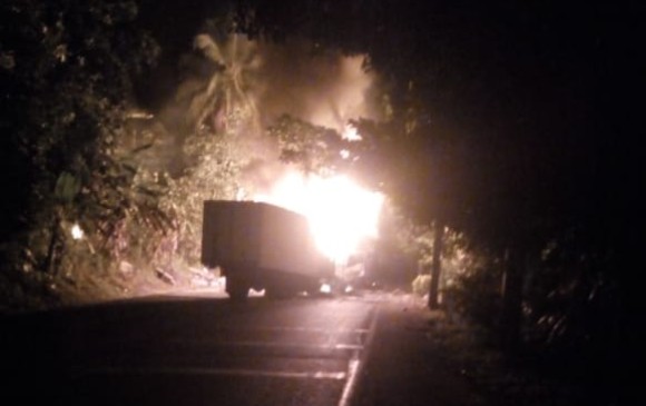 Camiones quemados en la vía la noche de este lunes. FOTO CORTESÍA