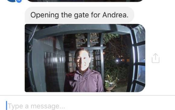 Jarvis usa el reconocimiento facial para dejar entrar a los amigos de Zuckerberg a su casa e informarle de ello. 