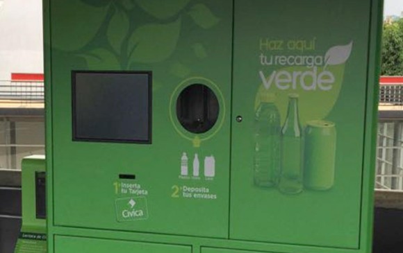 La máquina recibe envases de diferentes tamaños y, según este, es la cantidad de dinero que suma a la Tarjeta Cívica de los usuarios del metro de Medellín. FOTO Cortesía
