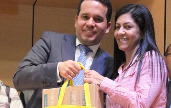 El Alcalde de Itagüí Carlos Andrés Trujillo entregó a todos los docentes un computador portátil.