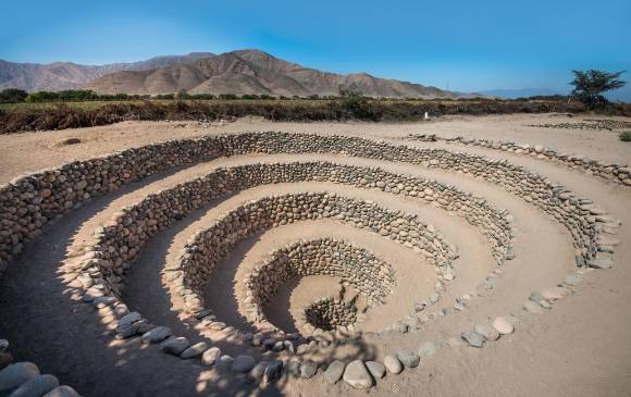 Imágenes de unos de los puquios de las zona de la Pampa Nazca y la Pampa de Atarco, en Perú. FOTOS SSTOCK Y efe