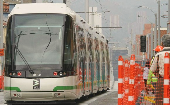 1- Fachada con el rostro de Belarmina Rojas Valencia. 2-Habitantes del sector disfrutan el nuevo espacio público. 3- Barbería Tramway. FOTO marggie riaza, henry agudelo y EDWIN BUSTAMANTE.