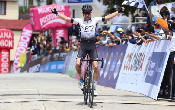 El antioqueño Alexánder Gil celebra su victoria en la segunda etapa de la Vuelta a Colombia. FOTO CORTESÍA FCC