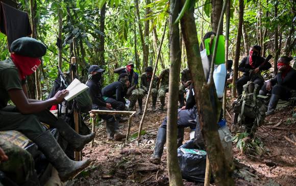 El Eln no solo adoctrina en Venezuela. En la foto, combatientes del Frente Occidental, en Chocó, estudian métodos de ataque y defensa frente a acciones militares. FOTO Archivo AFP 