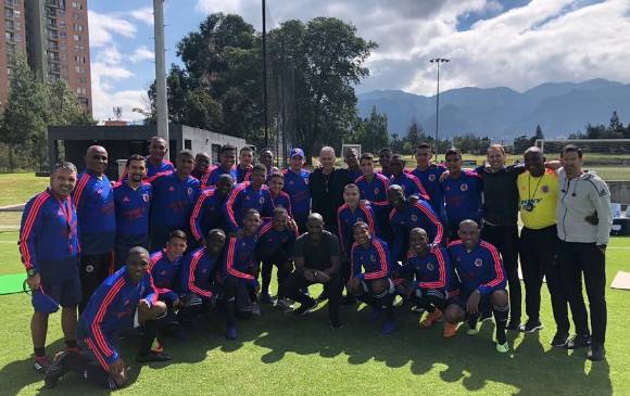 Los jugadores de la Sub-17 posan con el entrenador de la Selección absoluta, Carlos Queiroz, en medio de una concentración en Bogotá.