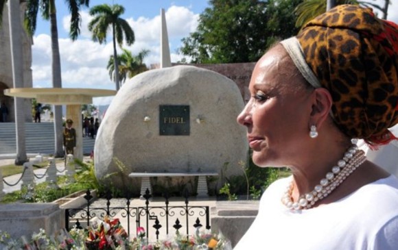 Piedad Córdoba ante la tumba de Fidel Castro en Cuba. FOTO @piedadcordoba