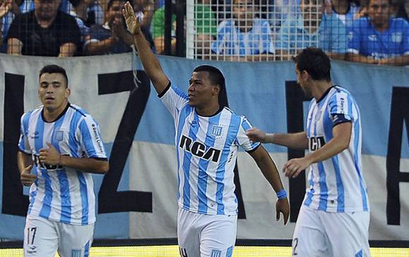 El colombiano Roger Martínez (centro) sería un jugador libre si Racong no le paga cuatro meses de sueldo que le deben. FOTO AFP 