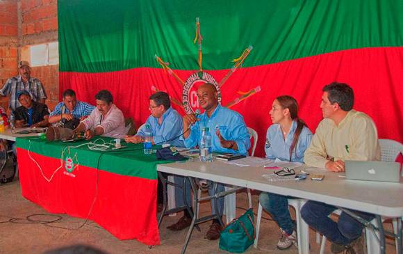 El ministro de Ambiente y Desarrollo Sostenible, Luis Gilberto Murillo, hace parte de la mesa de diálogos en el Cauca. FOTO Tomada de @minambiente