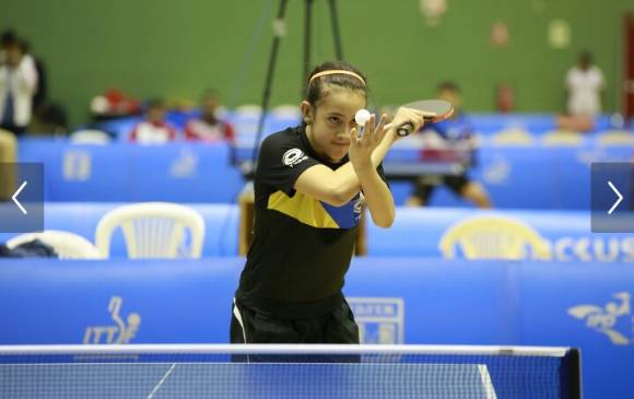 Juliana Rodríguez, quien cursa octavo grado en el colegio Calasanz, realizando un saque en la final en Perú. FOTO cortesía 
