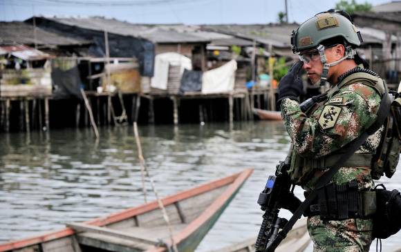 A principios del 2014 el ministro de Defensa, Juan Carlos Pinzón, ordenó la llegada de 2400 miembros de la Policía Nacional, la Armada Nacional y el Ejército Nacional para la intervención militar en Buenaventura. FOTO COLPRENSA.