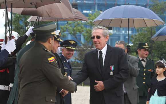Las fuerzas militares de Colombia, condecoraron al senador Antonio Navarro Wolf en la ceremonia militar del día de los Derechos Humanos. FOTO Colprensa