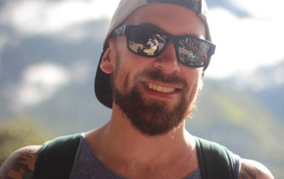 Un aterrizaje de emergencia en Bogotá fue necesario para atender a un ciudadano canadiense, identificado como Adam Young. FOTO FACEBOOK