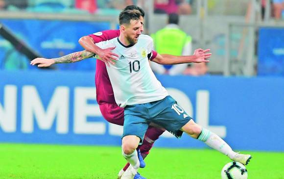 Lionel Messi, la estrella del Barcelona, que no brilla mucho con la selección, manifestó: “es muy difícil jugar por la obligación de ganar y con miedo a quedar afuera”. FOTO afp 