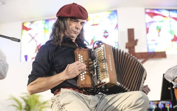 La influencia de Renato Borghuetti viene del folclor del sur de Brasil y de países como Argentina y Uruguay. Acá, el artista en escena. FOTO Joaquín Sarmiento