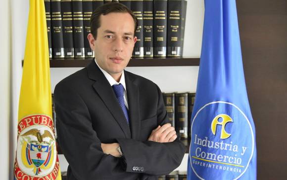 El superintendente Andrés Barreto, es el líder de la autoridad de vigilancia de la industria y el comercio. FOTO COLPRENSA.