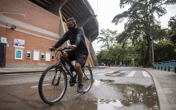 Pese a las inclemencias del clima, los ciclistas vienen rodando por el anillo de la unidad deportiva Atanasio Girardot.