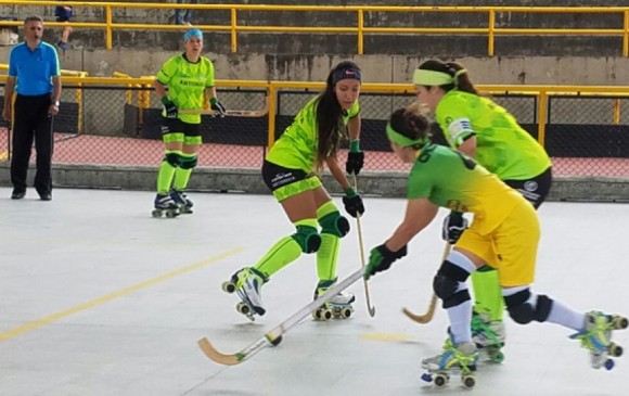 Las chicas de Antioquia (pantalón negro) dominaron el Nacional de hockey sobre patines en Manizales. FOTO cortesía fedepatín