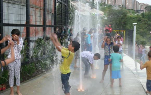 Desde su inauguración, el pasado 26 de mayo, los chorritos han sido la diversión de los niños del sector del Cucaracho, de Robledo, que frecuentan la UVA Los Guayacanes. FOTO Cortesía EPM.