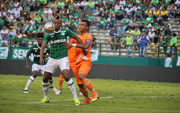 Hárold Preciado recibe la marca de Jéfferson Gómez, quien reapareció ayer con el Envigado. FOTO Colprensa