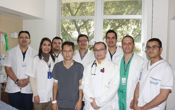Omar Ramírez (de camiseta gris) es la primera persona sometida a un trasplante combinado de páncreas y riñón en la IPS univesitaria. FOTO IPS UNIVERSITARIA 