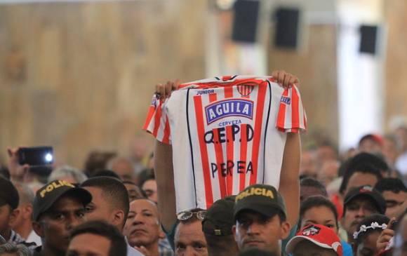 Los fanáticos del Campeón llegaron a la eucaristia a la Catedral. FOTO Colprensa